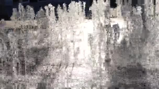 Wasserstrahlen vom Stadtbrunnen im Park im Sonnenuntergang. Kinder rennen in den Brunnen, Tauben gehen auf den Boden. Wasserdruck und Kopf. Spritzwasser. Zeitlupe. Nahaufnahme — Stockvideo