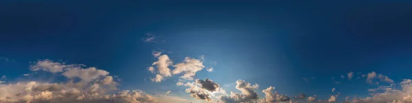 Μπλε ουρανό πανόραμα με σύννεφα Cirrus σε Seamless σφαιρικό equiορθογώνιο σχήμα. Πλήρες ζενίθ για χρήση σε 3D γραφικά, παιχνίδια και επεξεργασία εναέρια drone 360 μοίρες πανόραμα για την αντικατάσταση του ουρανού. — Φωτογραφία Αρχείου
