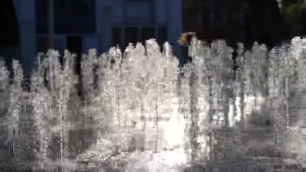 Водяні струмені з міського фонтану в парку під час заходу сонця. Тиск і тиск води. Розщеплення води. Повільний рух. крупним планом — стокове відео