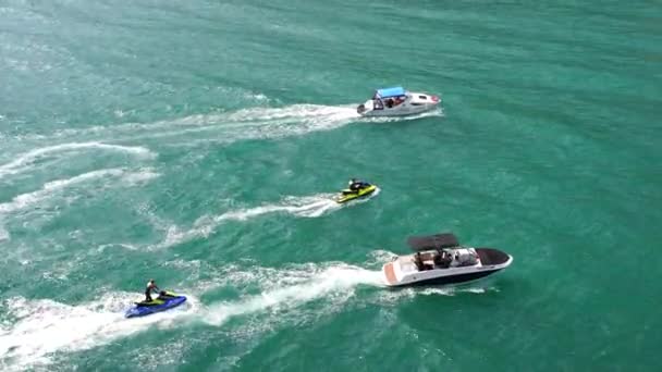 Pohyb lodí a vodních skútrů na vodě. Letecké 4K video. Výlety lodí podél smaragdového moře, turistika v létě. — Stock video