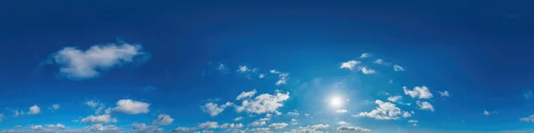 Modrá obloha panorama s mraky Cirrus v bezešvém sférickém rovnoběžném formátu. Plný zenit pro použití v 3D grafiky, hry a editaci anténních bezpilotních letounů 360 stupňů panoramata pro výměnu oblohy. — Stock fotografie
