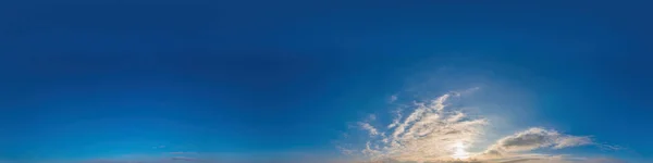 Panorama cielo azul con nubes Cirrus en formato esférico equirectangular sin costuras. Cénit completo para usar en gráficos 3D, juegos y edición de panoramas de 360 grados de drones aéreos para reemplazar el cielo. —  Fotos de Stock