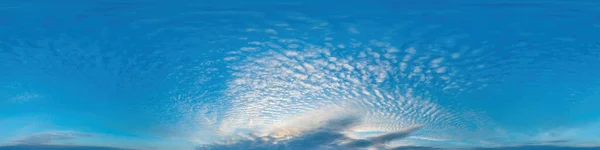 Panorama cielo azul con nubes Cirrus en formato esférico equirectangular sin costuras. Cénit completo para usar en gráficos 3D, juegos y edición de panoramas de 360 grados de drones aéreos para reemplazar el cielo. —  Fotos de Stock