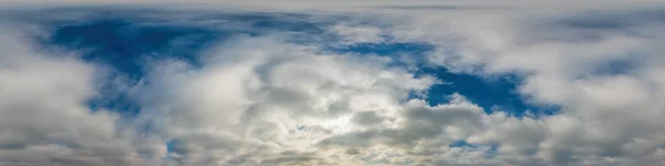 Блакитне вечірнє небо безшовний панорамний сферичний вигляд на 360 градусів з хмарами Кумулуса, що встановлює сонце. Повний зеніт для використання в 3D графіці, іграх і панорам безпілотних літальних апаратів як заміна неба . — стокове фото
