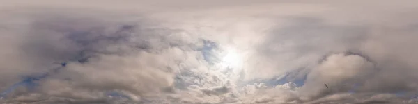 Panorama nublado del cielo al atardecer con nubes Cumulus en formato esférico equirectangular sin costuras como cenit completo para su uso en gráficos 3D, juegos y aviones teledirigidos panoramas de 360 grados para reemplazo del cielo. — Foto de Stock