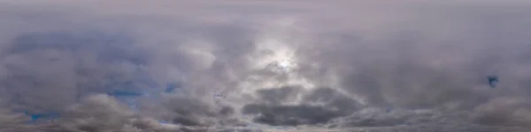 Overcast sky panorama på solnedgången med Cumulus moln i sömlös sfärisk ekvirektangulär format som full zenit för användning i 3D-grafik, spel och antenn drönare 360 graders panoramor för himmel ersättning. — Stockfoto