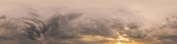 Panorama nublado del cielo al atardecer con nubes Cumulus en formato esférico equirectangular sin costuras como cenit completo para su uso en gráficos 3D, juegos y aviones teledirigidos panoramas de 360 grados para reemplazo del cielo. — Foto de Stock