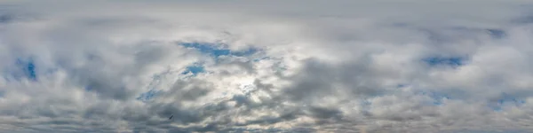 Panorama nublado del cielo al atardecer con nubes Cumulus en formato esférico equirectangular sin costuras como cenit completo para su uso en gráficos 3D, juegos y aviones teledirigidos panoramas de 360 grados para reemplazo del cielo. — Foto de Stock