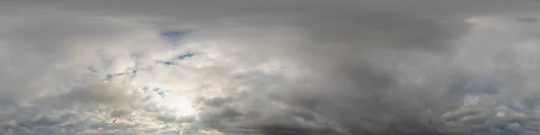Панорама неба на заході сонця з хмарами Кумулуса в безшовному сферичному прямокутному форматі як повний зеніт для використання в 3D графіці, іграх та панорамних панорамах на 360 градусів для заміни неба . — стокове фото