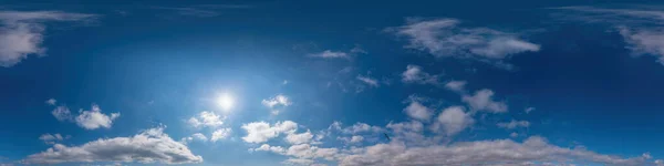 Blå himmel panorama med Cirrus moln i sömlös sfärisk ekvirektangulär format. Full zenit för användning i 3D-grafik, spel och redigering antenn drönare 360 graders panoramor för sky ersättning. — Stockfoto