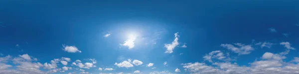 Kék ég panoráma Cirrus felhők zökkenőmentes gömbölyű egyensúlyi négyszögletes formátumban. Full zenith for use in 3D graphics, game and editing aerial drone 360 fokos panoráma az ég cseréjére. — Stock Fotó