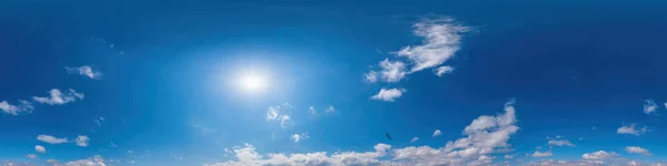 Panorama do céu azul com nuvens Cirrus em formato equiretangular esférico sem costura. Zénite completo para uso em gráficos 3D, jogo e edição de drone aéreo panoramas de 360 graus para substituição do céu. — Fotografia de Stock
