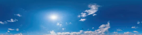 Panorama cielo azul con nubes Cirrus en formato esférico equirectangular sin costuras. Cénit completo para usar en gráficos 3D, juegos y edición de panoramas de 360 grados de drones aéreos para reemplazar el cielo. —  Fotos de Stock