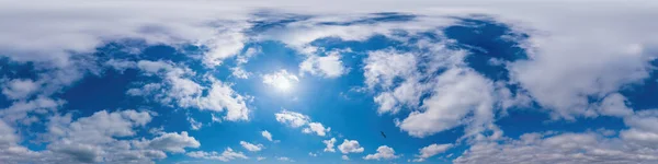 푸른 저녁 하늘에는 솜털 이 없는 파노라마 구가 쿠 뮬 러스 구름 이 있고 태양이 지는 것을 볼 수있는 직사각 형의 360 도를 이루고 있다. 3D 그래픽에 사용하는 전체 정점, 게임 및 하늘 대체로 공중 드론 파노라마. — 스톡 사진