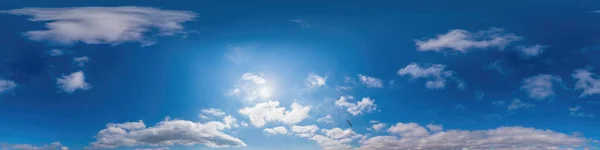 Modrá obloha panorama s mraky Cirrus v bezešvém sférickém rovnoběžném formátu. Plný zenit pro použití v 3D grafiky, hry a editaci anténních bezpilotních letounů 360 stupňů panoramata pro výměnu oblohy. — Stock fotografie