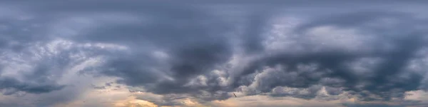 Panorama céu nublado no pôr do sol com nuvens Cumulus em formato equiretangular esférico sem costura como zênite completo para uso em gráficos 3D, jogo e drone aéreo panoramas de 360 graus para substituição do céu. — Fotografia de Stock