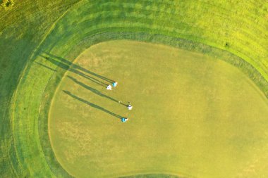 Sabah hava manzaralı yeşil golf sahası.