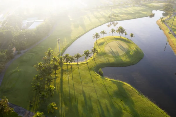 Sabah hava manzaralı yeşil golf sahası.