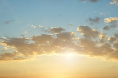 Sabah gökyüzü ve arka plan için bulutlar. 