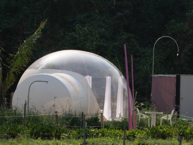 Asya 'da Jeodezik Kubbe' ye yakın kamp çadırları.