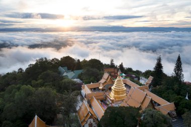 Hava manzarası, Wat Phra Doi Suthep tapınağı sabah bulutların üzerinde, Chiang Mai, Tayland.
