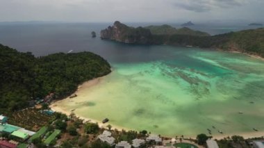 Phuket, Tayland 'da hava manzaralı, Pee Pee Adası ünlü bir yerdir..