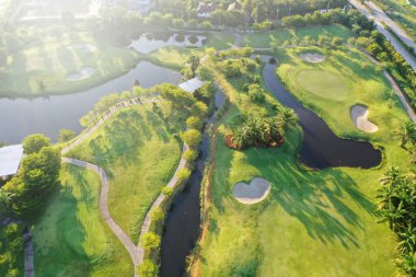 Sabah hava manzaralı yeşil golf sahası.