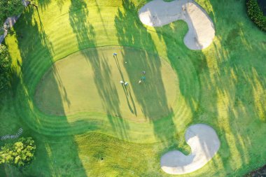 Sabah hava manzaralı yeşil golf sahası.