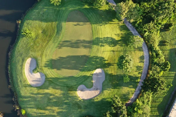 空中ビュー午前中のグリーンゴルフコース — ストック写真