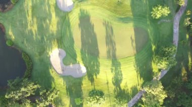Sabah hava manzaralı yeşil golf sahası.