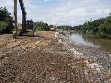 Sıkıca inşa edilmiş kaya ve tellerden oluşan bir duvar..