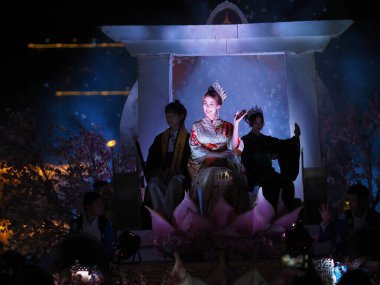 CHIANG MAI, THAILAND - 8 Kasım 2025: Tayland 'da Chiang Mai Festivali' nde Tha Phae Yolu 'ndaki Loy Krathong festivali sırasında güzel ışıklandırma manzarası.