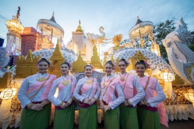 CHIANG MAI, THAILAND - 8 Kasım 2025: Tayland 'da Chiang Mai Festivali' nde Tha Phae Yolu 'ndaki Loy Krathong festivali sırasında güzel ışıklandırma manzarası.