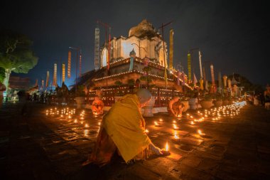 CHIANG MAI, THAILAND - 5 Kasım 2025 'te Loi Krathong ya da Yi Peng Günü' nde keşişler ve halka açık mumlar Wat Chedi Luang 'da Budizm' e sunulacak..