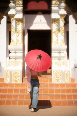 ASEAN ülkelerinden genç kadınlar Chiang Mai 'de moda modası olarak kotlu çağdaş Tayland giysileri giyerler..