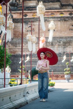 ASEAN ülkelerinden genç kadınlar Chiang Mai 'de moda modası olarak kotlu çağdaş Tayland giysileri giyerler..