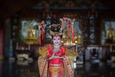 Antik Çin kraliyet kıyafetleri içinde güzel bir genç kadın..