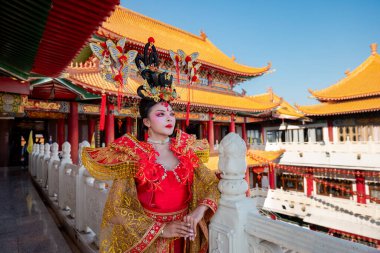 Antik Çin kraliyet kıyafetleri içinde güzel bir genç kadın..