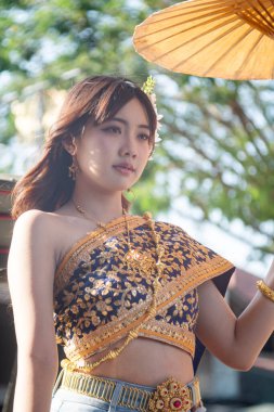 Güzel genç kadınlar Chiang Mai 'de moda olsun diye kotlu Tayland kıyafetleri giyerler..