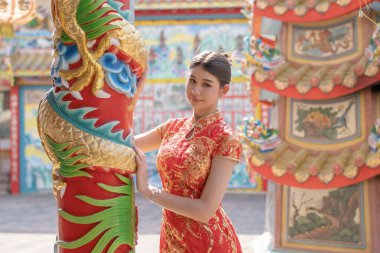 Chiang Mai, Tayland 'da Çinli Cheongsam elbiseli güzel bir kadın..