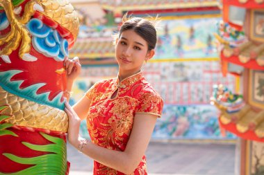 Chiang Mai, Tayland 'da Çinli Cheongsam elbiseli güzel bir kadın..