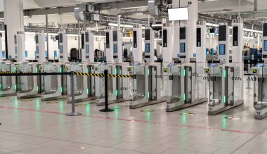 Covid19 havaalanında olduğu için kapıların boş olduğunu kontrol et.