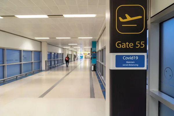 空港に人のいない椅子のある空の搭乗ゲート — ストック写真