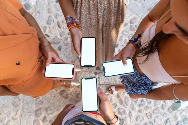 Grupo Namoradas Olhando Para Seus Telefones Cima Imagem De Stock