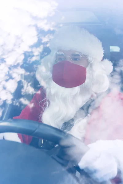 Portret Świętego Mikołaja Prowadzącego Samochód Celu Dostarczenia Prezentów Dzieciom Czerwonych — Zdjęcie stockowe