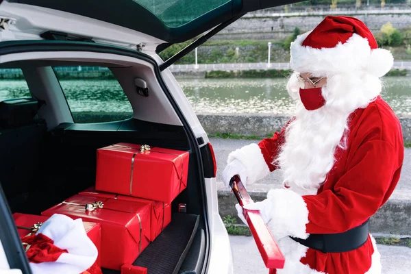 Portret Świętego Mikołaja Bagażnikiem Samochodu Otwartym Pełnym Prezentów Wyjmujących Samochodu — Zdjęcie stockowe