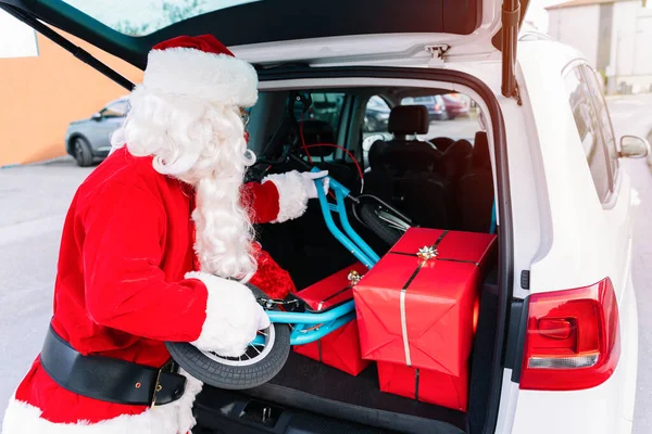 Portret Świętego Mikołaja Bagażnikiem Samochodu Otwarty Pełen Prezentów Wyciągając Dziecięcy — Zdjęcie stockowe