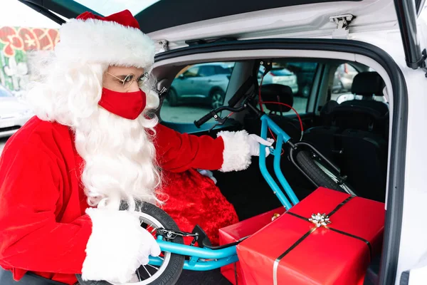 Portret Świętego Mikołaja Bagażnikiem Samochodu Otwarty Pełen Prezentów Wyjmując Dziecięcy — Zdjęcie stockowe