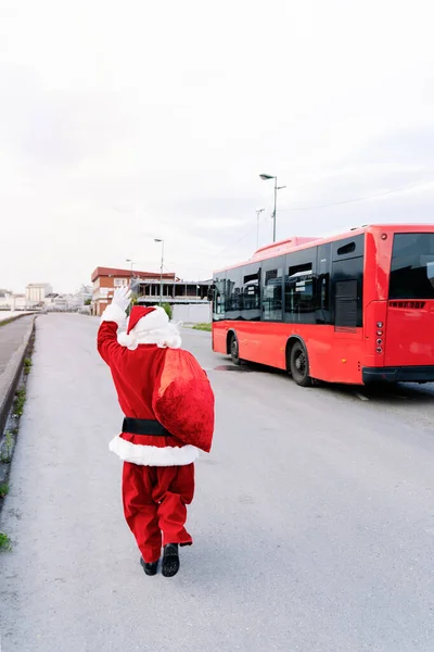 Tylny Portret Świętego Mikołaja Biegającego Zmartwiony Dzwoniącego Autobus Zgubił Musi — Zdjęcie stockowe