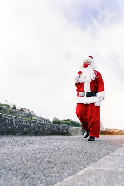 Portret Świętego Mikołaja Idącego Ulicą Torbą Prezentów Ramieniu Ponieważ Niesie — Zdjęcie stockowe